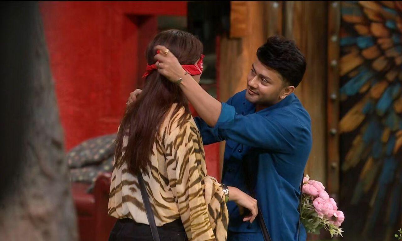 In a heartfelt moment, Awez went down on knees and proposed Nagma. In one of the episodes, he admitted that they were in a “testing period” to figure out where their relationship was heading as Awez was commitment phobic due to past traumas. Nagma even hinted at their wedding during exit as she stated, “Main bahar shaadi ki taiyari kar rahi hoon.”